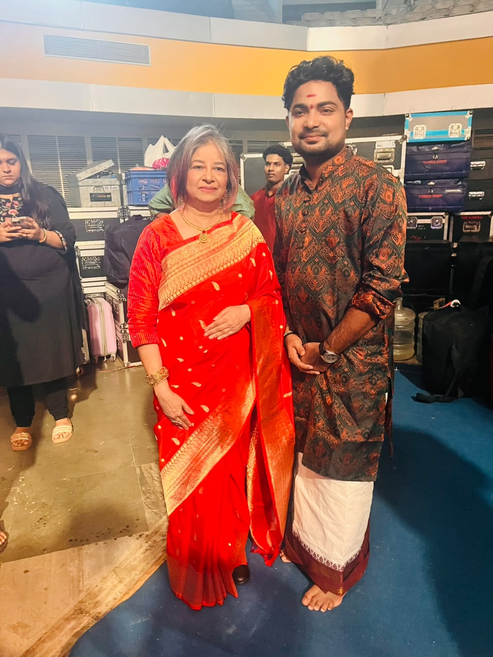 Akhil backstage with fellow artist
